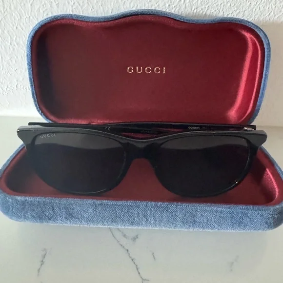 Gucci Women\'s Black Sunglasses with Velvet Case s-l400.jpg main image 2